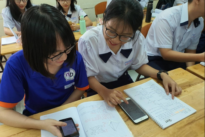 Học sinh trường THPT Nguyễn Du (TP.HCM) sử dụng điện thoại phục vụ học tập. Ảnh: THPT Nguyễn Du.