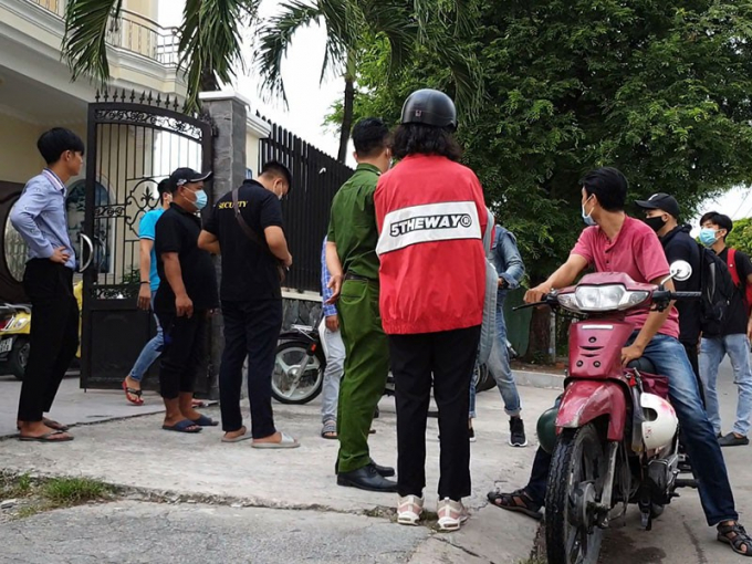 Hai công an phường Tam Bình có mặt, sau đó các sinh viên được trả lại tiền.