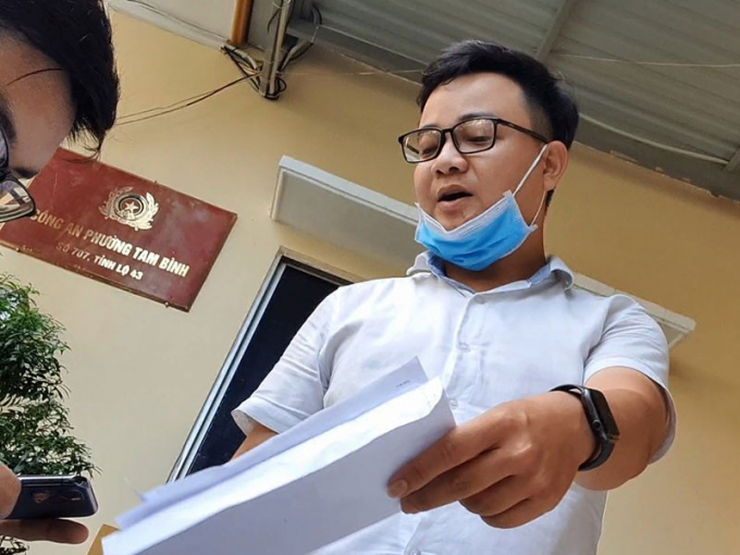Ông Đông có mặt ở trụ sở Công an phường Tam Bình, hướng dẫn các nạn nhân không trình báo nữa...
