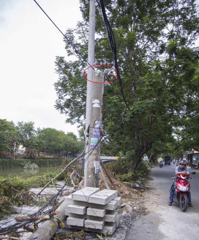 Cột điện bị gãy trên đường Phan Châu Trinh, TP Huế. Ảnh: Đoàn Nguyên.