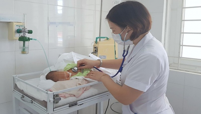 Bé sơ sinh đang được điều trị tích cực tại khoa Nhi, Bệnh viện Đa khoa tỉnh Cao Bằng (ảnh: BVCC)