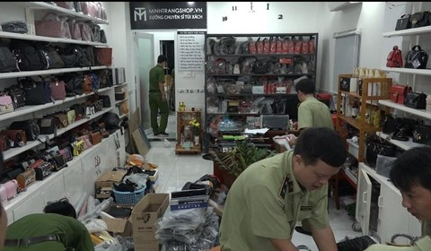 Theo đó, ngày 24-9, đơn vị đã phối hợp với Công an P.Tân Kiểng, Q.7 kiểm tra cửa hàng chuyên bán túi xách trên đường Phan Huy Thực.
