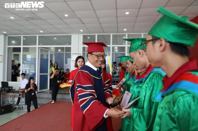 Thầy Nguyễn Hồng Hải - Hiệu trưởng VOV College trao bằng tốt nghiệp cho sinh viên.