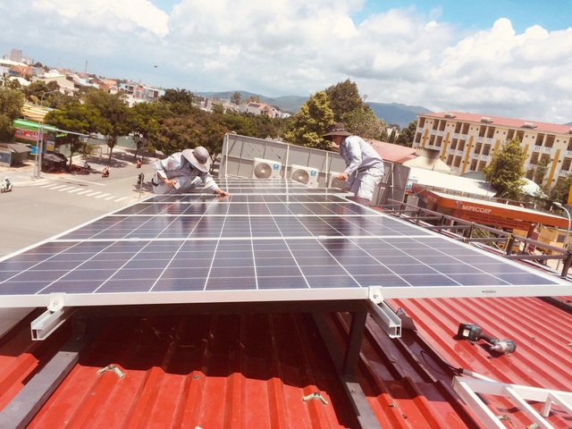 Nhiều người dân tại TPHCM đang lắp hệ thống điện mặt trời mái nhà để giảm chi phí tiền điện hàng tháng. Ảnh: Đ.V
