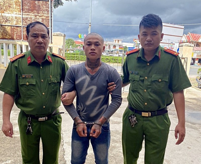 Công an áp giải hung thủ từ Đồng Nai về Bình Thuận để điều tra. Ảnh: DT