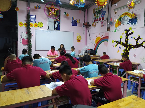 Lớp học tình thương Ngọc Việt được mở vào buổi tối từ thứ 2 đến thứ 6 hàng tuần