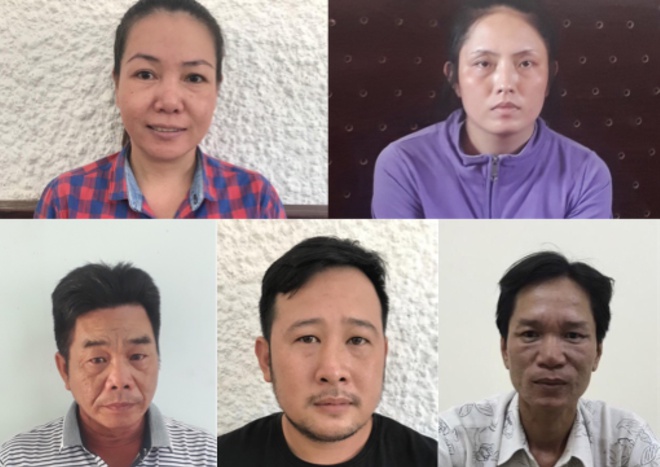 Ngọt, Nương (trừ trái qua), Dung, Linh và Tuấn bị cảnh sát bắt giữ. Ảnh: Anh Minh.
