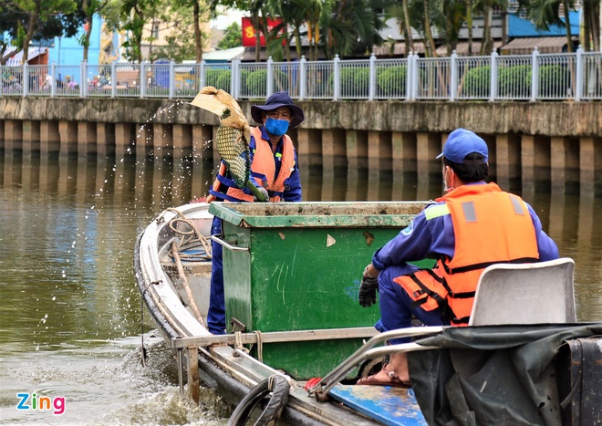 Vớt rác thủ công trên kênh Nhiêu Lộc. Ảnh: Quang Huy.