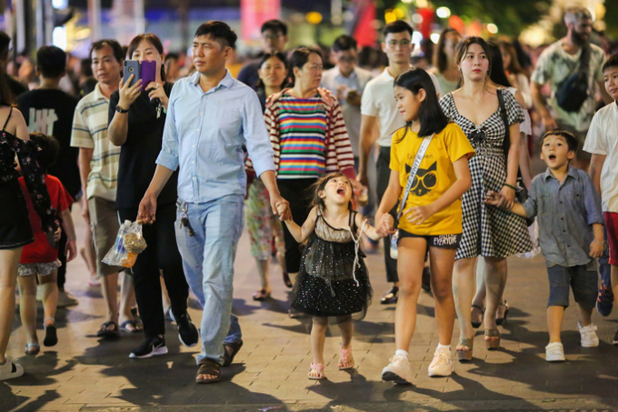 Phố đi bộ Nguyễn Huệ (Quận 1) về đêm thu hút khá đông người dân dạo phố