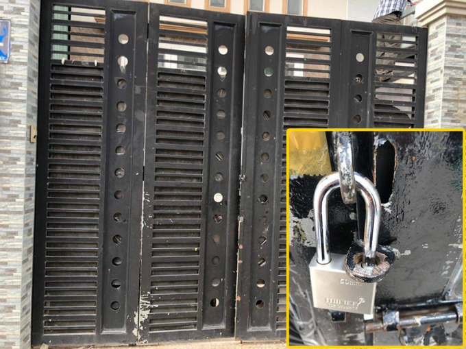 Ổ khoá nhà bị hai kẻ trộm cắt để đột nhập vào bên trong. Ảnh: NGUYỄN YÊN