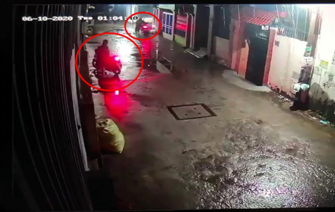 Hai tên trộm lần lượt dắt các xe máy của nạn nhân ra ngoài. Ảnh cắt từ clip