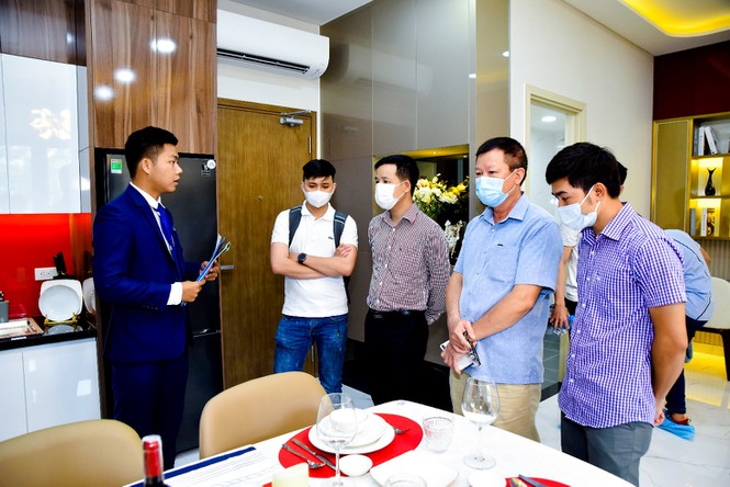 Khách hàng tham quan nhà mẫu dự án Khu căn hộ cao cấp LDG Sky