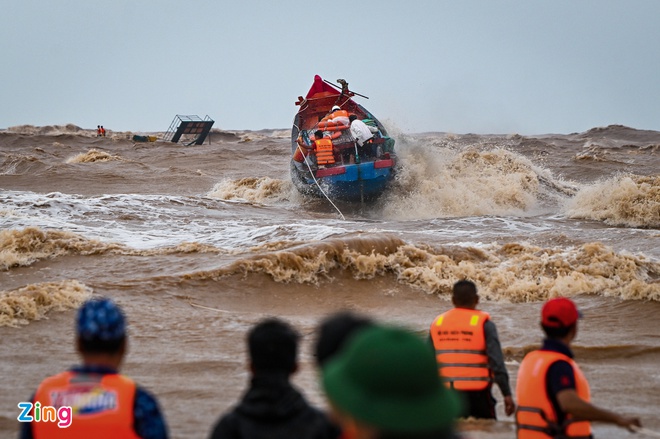 Thời tiết xấu gây nguy hiểm cho tàu thuyền và khiến công tác tìm kiếm cứu nạn gặp nhiều khó khăn. Ảnh minh họa: Việt Linh.
