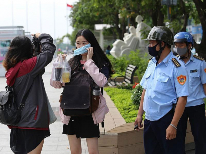 Lực lượng trật tự đô thị phường Bến Nghé (quận 1, TP.HCM) ra quân nhắc nhở, xử phạt các trường hợp không đeo khẩu trang trên phố đi bộ Nguyễn Huệ. Ảnh: HOÀNG GIANG