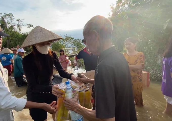 Thủy Tiên chuyển quà tận tay cho bà con ở Huế.