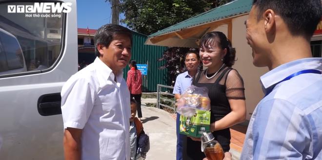 Ông Đoàn Ngọc Hải tặng quà tại Trường Phổ thông Dân tộc bán trú TH&THCS xã Thàng Tín, huyện Hoàng Su Phì.