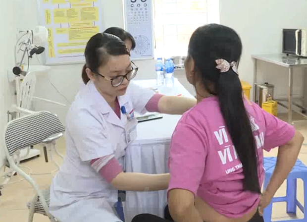 Bác sỹ thực hiện khám sàng lọc phát hiện sớm ung thư vú cho người dân.