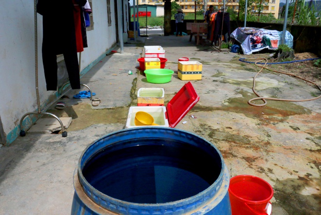 Một khu trọ gần khu công nghiệp Suối Dầu dùng đủ loại xô chậu để hứng nước mưa. Ảnh: A. Bình.