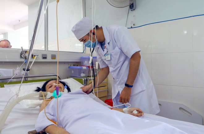 Chị A. lúc điều trị tại khoa Hồi sức tích cực - Chống độc, Bệnh viện Đa khoa tỉnh Khánh Hòa. Ảnh: An Bình.