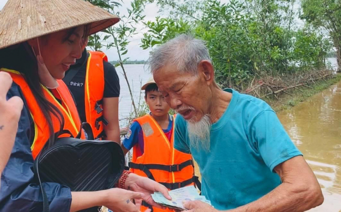 Ca sĩ Thủy Tiên: Sẽ xây nhà cộng đồng tránh lũ, mua thuyền cứu hộ trong nhà cho cả thôn