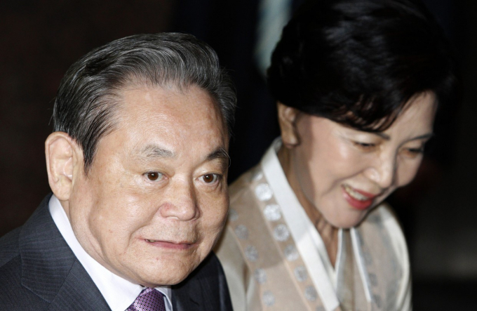 Ông Lee Kun Hee và phu nhân Hong Ra Hee vào năm 2012. Ảnh: Reuters.