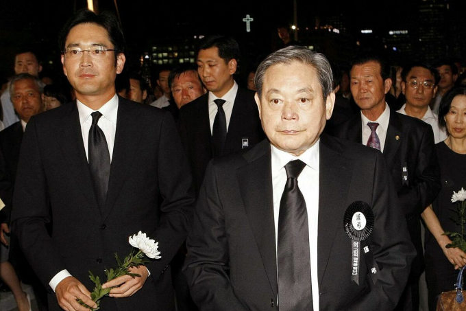 Ông Lee Kun Hee và con trai duy nhất, người hiện giữ chức vụ phó chủ tịch tại Samsung Electronics. Ảnh: Reuters.
