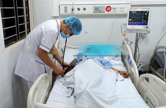 Bệnh nhân bị ngộ độc Paraquat điều trị tại Bệnh viện Đa khoa tỉnh Hòa Bình. Ảnh: BSCC.