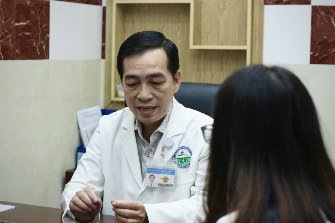 Bác sĩ Bùi Mạnh Hà, Phó trưởng khoa Lâm sàng 3, Bệnh viện Da liễu TP.HCM. Ảnh: B.Huệ.