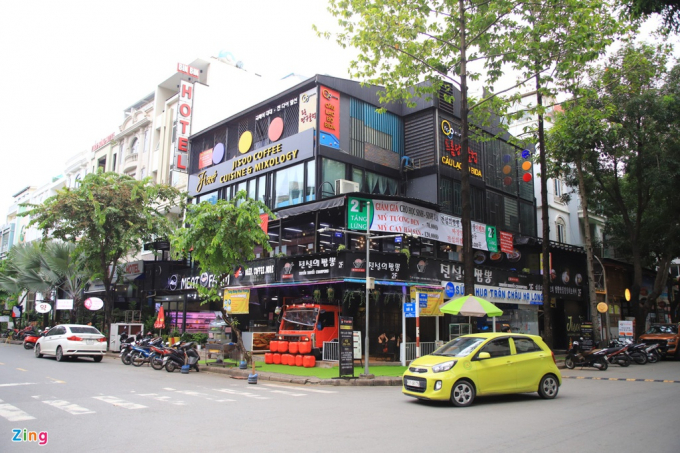 Nhiều thương hiệu F&B tập trung trên một mặt bằng ở vị trí góc khu phố Hàn với các chương trình khuyến mãi, giảm giá. Ảnh: Quỳnh Danh.