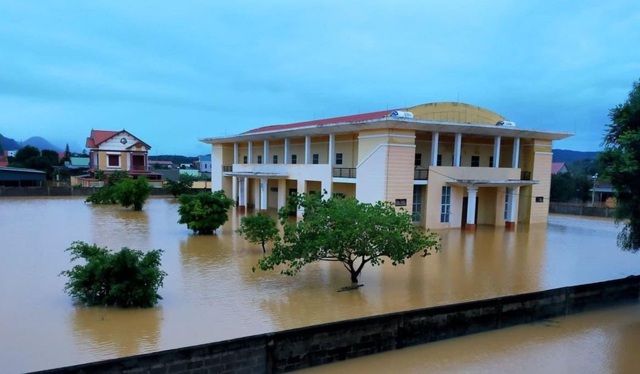 Trường THPT Quảng Ninh (Quảng Bình) ngập trong nước lũ.