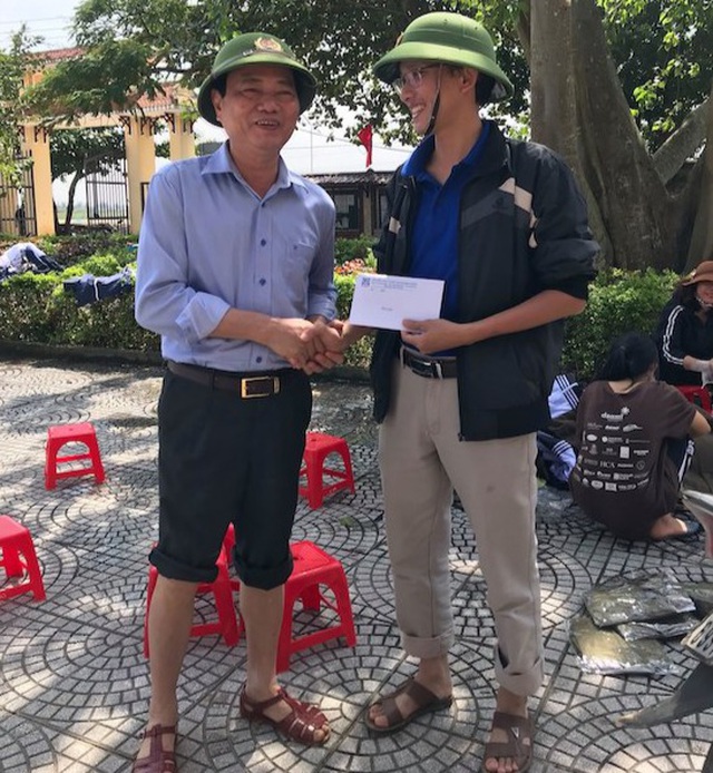 Ông Đinh Quý Nhân, Giám đốc Sở Giáo dục và Đào tạo Quảng Bình chia sẻ khó khăn, tặng quà hỗ trợ Trường THPT Quảng Ninh.