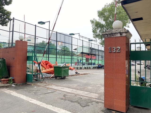Do khu đất quá rộng nên có thêm một cổng khác đi vào sân tennis. Ảnh: Đại Việt