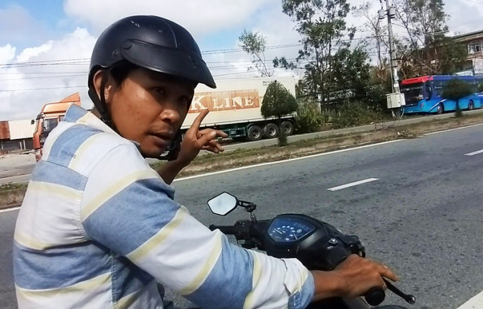 Anh Nguyễn Văn Thanh, huyện Tư Nghĩa cho biết mình đã chạy xe máy liên tục qua địa bàn ba huyện để tìm mua 35 viên ngói nhưng không tìm được. Ảnh: TÂN TOÀN