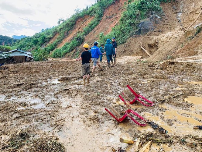 Hàng trăm điểm sạt lở ở Phước Sơn, lực lượng cứu hộ chưa thể tiếp cận hiện trường vùi lấp 13 người