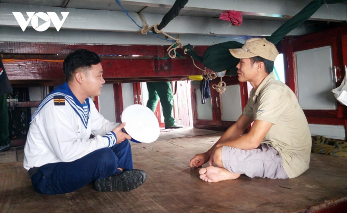 Hai anh em chiến sỹ Hồ Văn Thi và ngư dân Hồ Minh Trường gặp nhau.