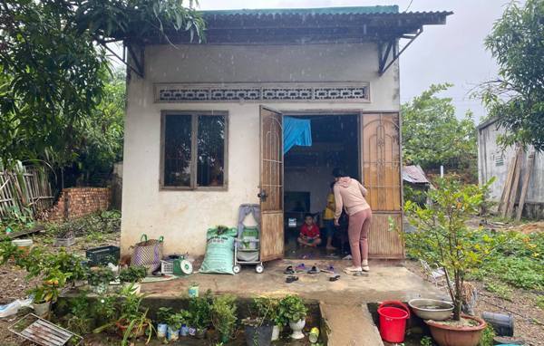Một hộ gia đình nghèo ở thị trấn Ea T’ling có tên trong danh sách hỗ trợ nhưng không được nhận gạo.