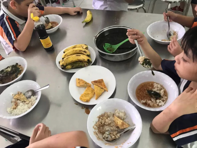 Chứng kiến bữa ăn của các con, nhiều phụ huynh của Trường Tiểu học Trần Thị Bưởi đã òa khóc