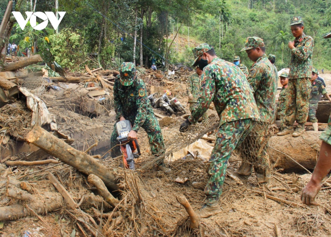 Lực lượng công binh tìm kiếm người mất tích ở Trà Leng