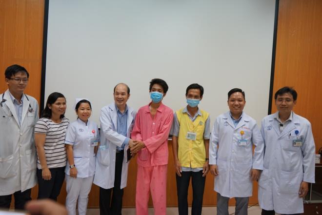 Bệnh nhân được bác sĩ chúc mừng khi sức khoẻ hồi phục có thể xuất viện về nhà. (Ảnh: Phan Nhơn)