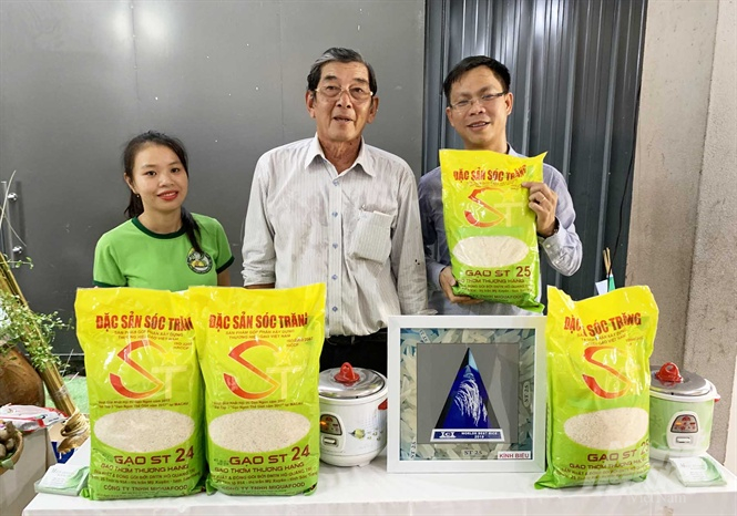 Anh hùng Lao động Hồ Quang Cua giới thiệu gạo ST25 và ST24 tại TP HCM. Ảnh: Hữu Đức.