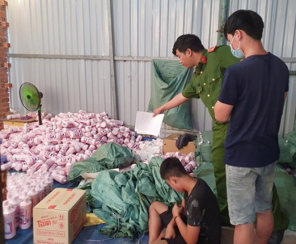Lực lượng chức năng đang thu giữ hơn 5.000 sản phẩm hàng giả, nhái thương hiệu của Công ty TNHH Quỳnh Nhi Phát (ảnh: Thanh Thảo/Công lý xã hội)