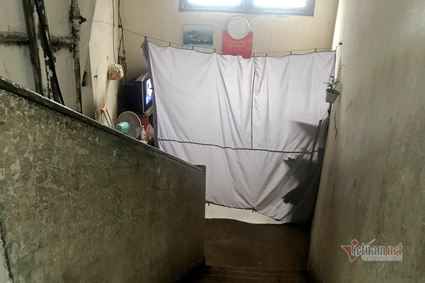 Lối đi chung cư Nguyễn Công Trứ, Q.1 được ngăn ra, là nơi sinh sống của hai người vô gia cư.