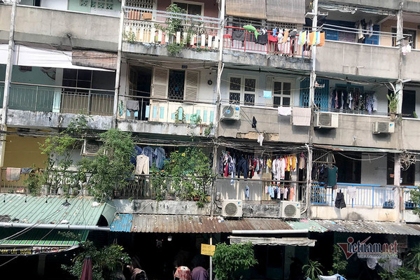 Dù đã xuống cấp nghiêm trọng, tại chung cư Trúc Giang vẫn còn nhiều hộ dân chưa được bố trí tạm cư.