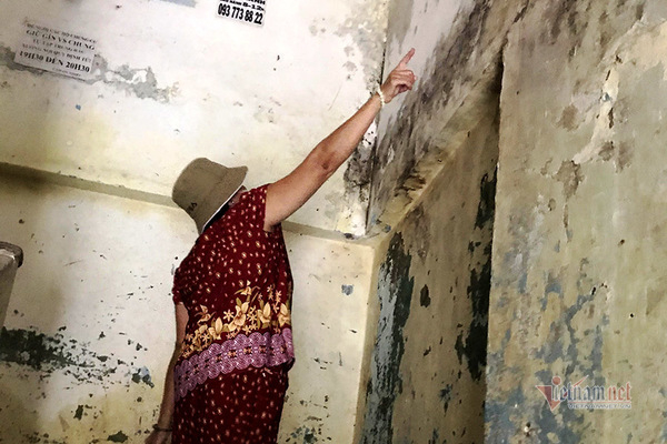 Bức tường chi chít vết thấm và nứt tại chung cư Lê Thị Riêng, Q.1.