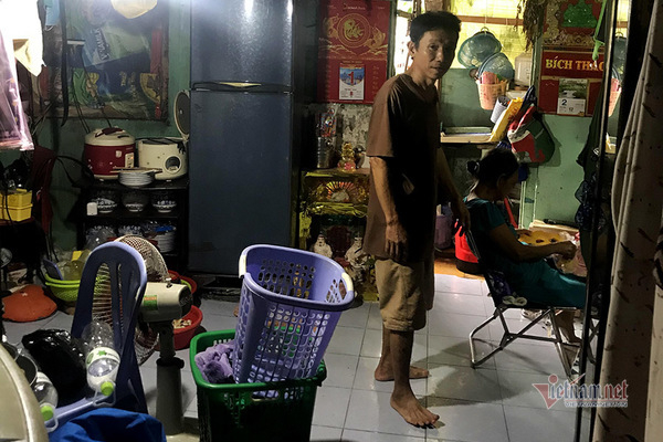 Căn hộ chưa đầy 40m2 này tại chung cư Nguyễn Công Trứ, Q.1 là nơi sinh sống của 2 gia đình. Sống trong nhà vệ sinh, lối đi ở chung cư ‘chờ sập’ ngay trung tâm TP.HCM
