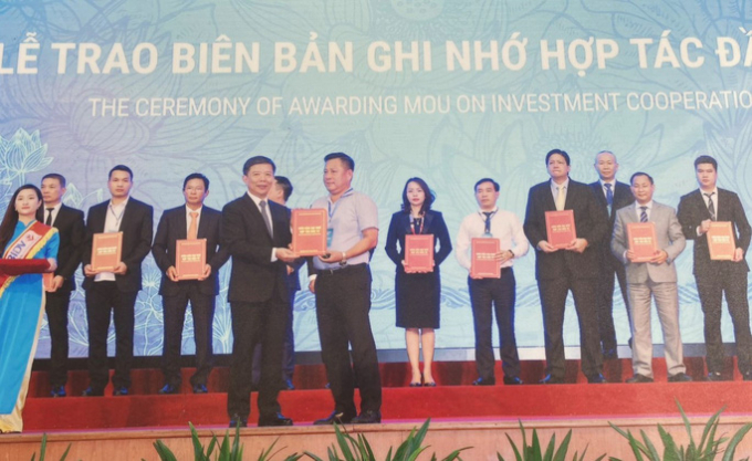 Đại diện Công ty Hải Thành được lãnh đạo UBND tỉnh Quảng Bình trao biên bản ghi nhớ trong một hội nghị xúc tiến đầu tư diễn ra tại tỉnh này 3 năm về trước
