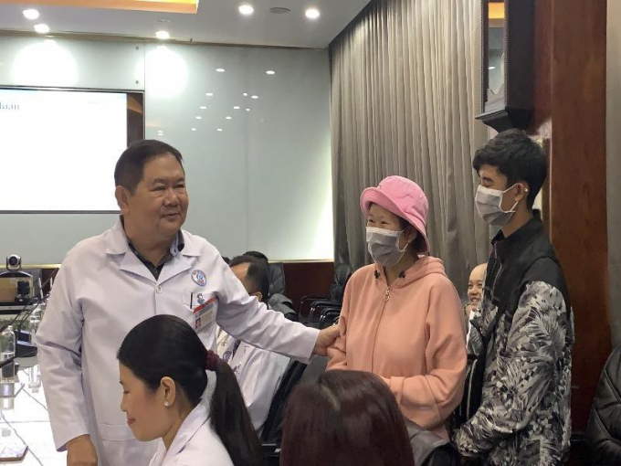 BS Trần Minh Trường, Phó Giám đốc Bệnh viện Chợ Rẫy chúc mừng bệnh nhân mẹ tròn con vuông. Ảnh: HL
