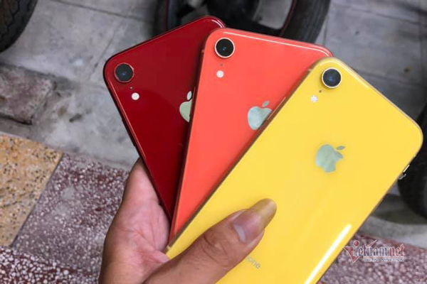 Kể từ khi dừng mở bán hồi tháng 6, thị trường iPhone XR tại Việt Nam đã hoàn toàn nằm trong tay các cửa hàng xách tay. Ảnh: Trọng Đạt