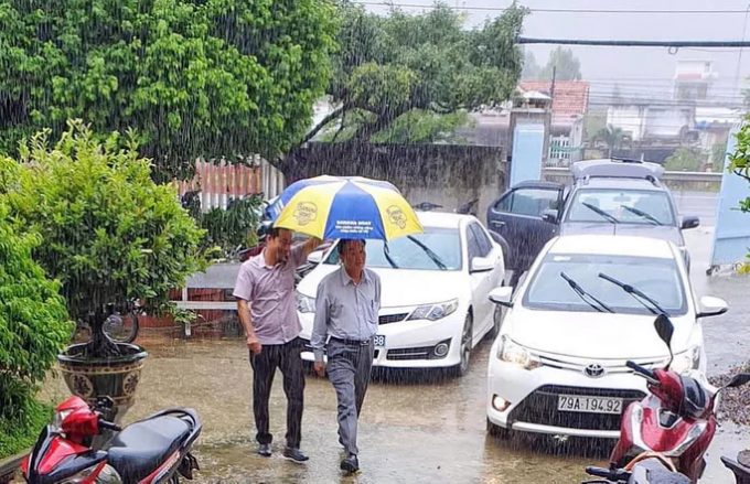 Bức ảnh ông Lê Tấn Bản đi thị sát công tác phòng chống bão số 12 - ảnh: Trung Tân