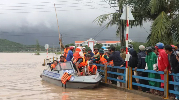 Cứu nạn người dân vùng ngập ở Vạn Ninh